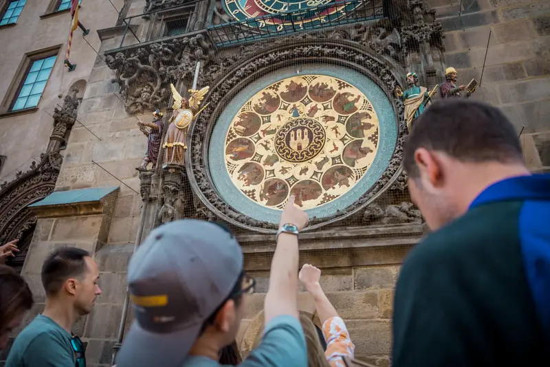 Skupinová fotografie týmu na panoramatickém místě v Praze
