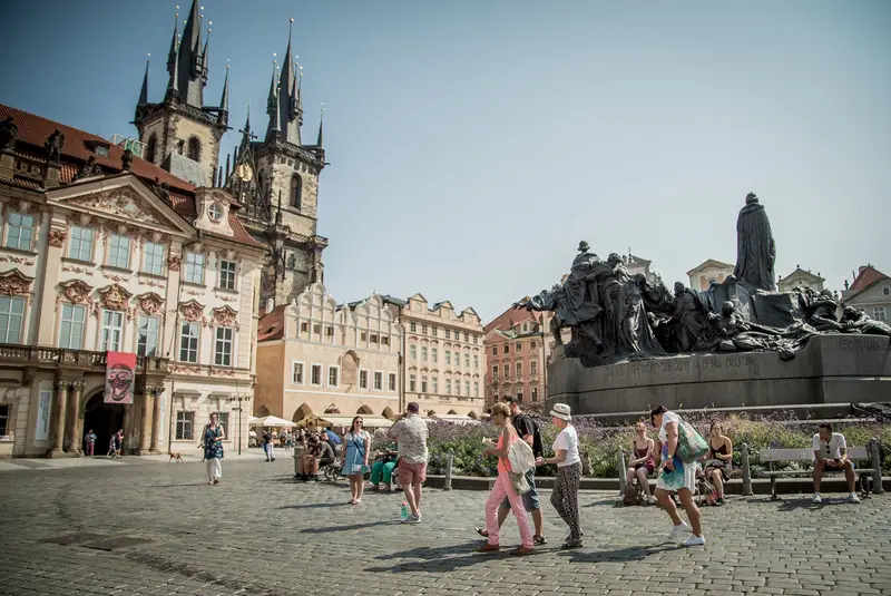 Tým na výhledovém místě nad Prahou během Treasure Hunt teambuildingu