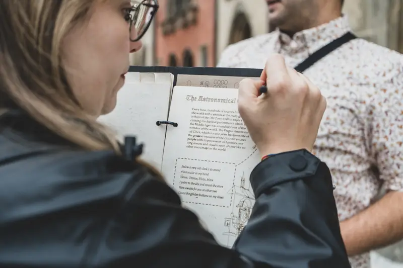 Detailní záběr na šifrovaný deník s rukopisnými stopami v Treasure Huntu Praha