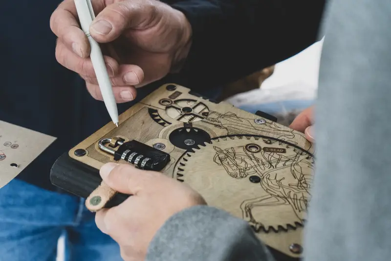 Hands-on záběr na dřevěný šifrovací box - rekvizita Scavenger Hunt Prague