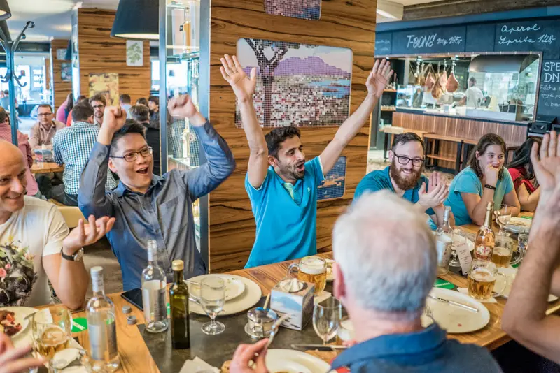 Tým oslavuje vítězství při slavnostní večeři po Treasure Huntu - radost a smích