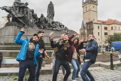 Tým Treasure Hunt u pomníku na Staroměstském náměstí - pražská filmová lokace
