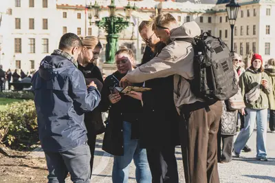 Skupina účastníků Treasure Hunt na Hradčanském náměstí před barokní katedrálou
