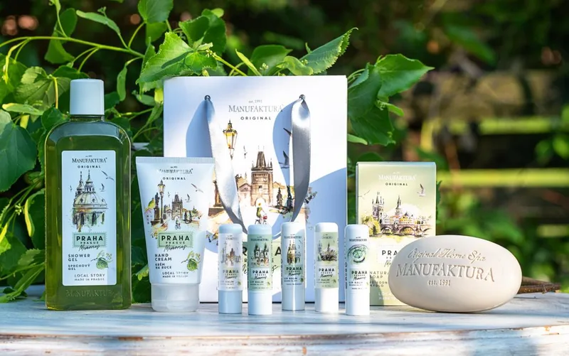 Manufaktura Prague Memories Kosmetikkollektion — Duschgel, Handcreme, Seife und Lippenbalsam mit Illustrationen der Karlsbrücke