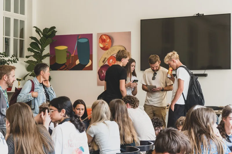 Studenti při odpolední tvůrčí aktivitě po Treasure Huntu v Praze