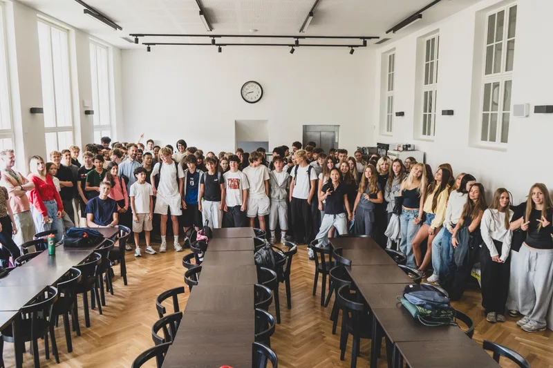 Studenti Park Lane International School před zahájením Treasure Huntu v Praze