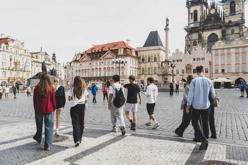 Studenti mezinárodní školy při Treasure Huntu na Staroměstském náměstí v Praze