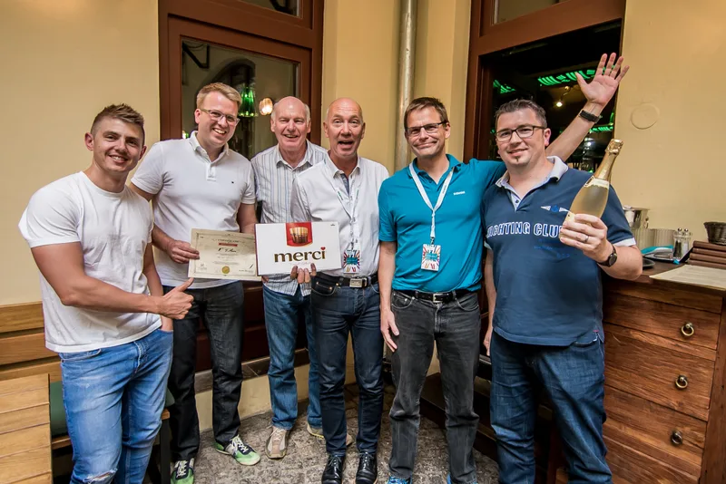 Gewinnerteam erhält Urkunde bei der Abschlussfeier der Siemens-Schnitzeljagd