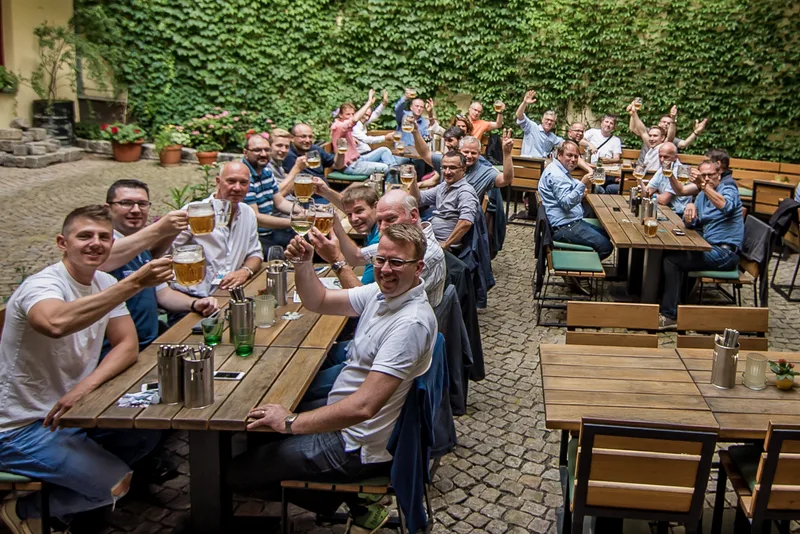 Siemens-Teams auf der Zielterrasse nach der Prager Schnitzeljagd