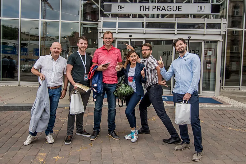 Siemens-Team mit Spielmaterialien vor dem NH Prague Hotel kurz vor dem Start der Schnitzeljagd
