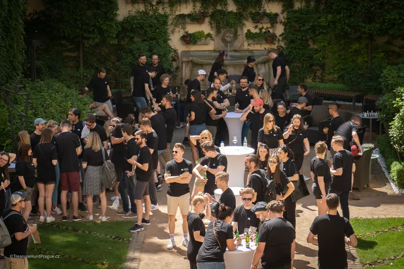 Velká skupina týmů při Treasure Hunt Praha